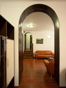 锡纳亚Pensiunea TV Condor的带沙发的客厅的拱门