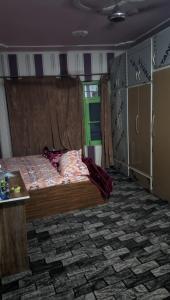 斯利那加Luminaire Homestay的一间卧室,卧室内配有一张大床