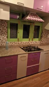 斯利那加Luminaire Homestay的厨房设有带炉灶的厨房