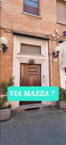 博洛尼亚Via Creti & Via Mazza Rooms的车库门,前面有标志