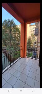 博洛尼亚Via Creti & Via Mazza Rooms的享有水景的空阳台