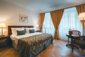 布拉格阿皮亚酒店的酒店客房设有一张大床和窗户。