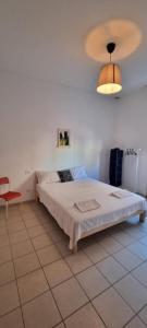 博洛尼亚Via Creti & Via Mazza Rooms的一间卧室设有两张床和天花板