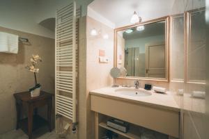 布拉格阿皮亚酒店的一间带水槽和镜子的浴室