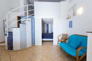 索伦托莱特拉兹酒店的客厅设有蓝色椅子和楼梯