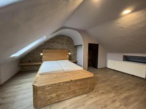 RittersdorfHaus Messern的阁楼上的卧室配有木床