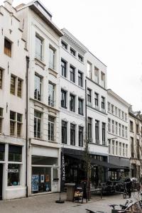 安特卫普Gorgeous getaway in the old city centre of Antwerp的街道上一群高大的建筑