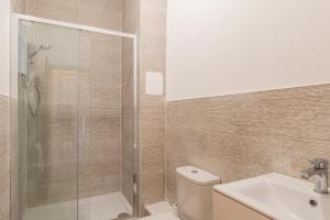 KentSeaside Serenity: Stylish Sea View Apartments in Herne Bay的带淋浴、卫生间和盥洗盆的浴室