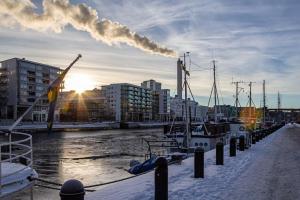 斯德哥尔摩Charming Apt in Sodermalm的船停靠在码头,有烟道