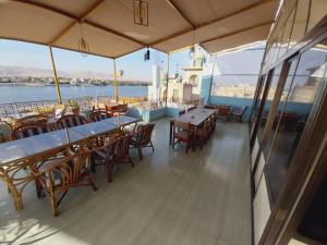 卢克索Merryland Hotel Luxor的游轮上带桌椅的阳台