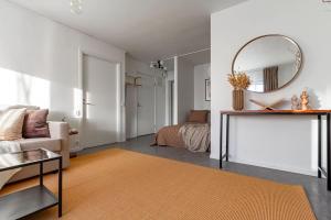 斯德哥尔摩Charming Apt in Sodermalm的带沙发和镜子的客厅