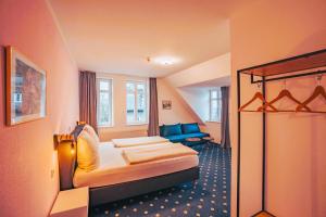 布里隆斯达克酒店的酒店客房,配有床和沙发