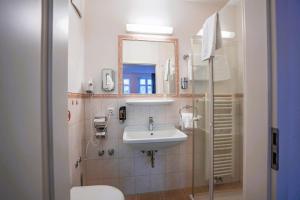 布里隆斯达克酒店的一间带水槽、卫生间和镜子的浴室