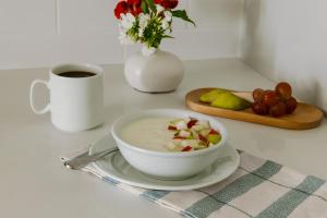 温哥华Sonder at Revival的一碗汤,一杯咖啡和一盘水果