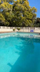 布拉瓦约Luxurious suite with outdoor pool - 2171的一个带围栏的大型蓝色海水游泳池