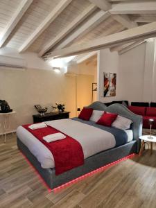 博洛尼亚Garden Suite的一间卧室配有一张带红色毯子的大床
