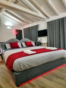 博洛尼亚Garden Suite的一间卧室配有一张带红色枕头的大床