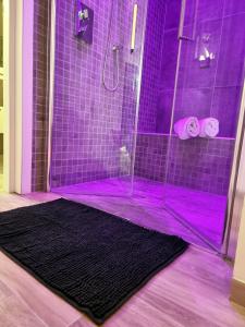 博洛尼亚Garden Suite的紫色浴室设有紫色瓷砖淋浴
