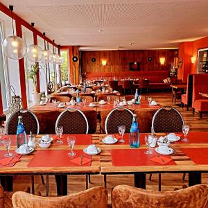 布里隆斯达克酒店的一间设有木桌和椅子的餐厅,并提供蓝色的瓶子