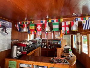 MonjoMount kailash lodge and resturant , Monjo的厨房设有挂有墙上旗帜的咖啡店