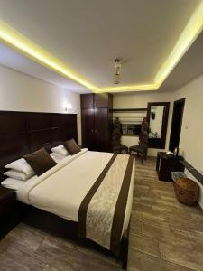 Al Bunayyāt al JanūbīyahLB Hotel的一间卧室,卧室内配有一张大床