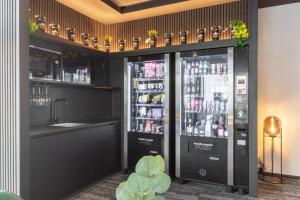 格齐斯Business Hotel Maier - kontaktloser Check-in的酒吧设有2台冰箱,备有饮料