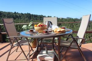 大加那利岛拉斯帕尔马斯Finca Esther的阳台上的桌子上放着一碗水果和面包