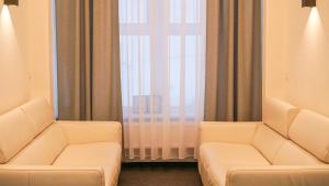 德拉格布拉特Diamant Dragobrat的客房设有2张白色沙发和1扇窗户。