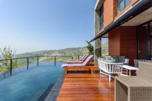 Luxury Stay at Bakish Peaks Villa with pool的阳台带游泳池的房子
