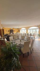索托格兰德Hotel Las Camelias的一间大餐厅,配有桌椅