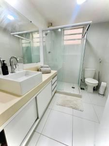 尼泰罗伊Hospedagem Caminho das Praias的白色的浴室设有水槽和卫生间。