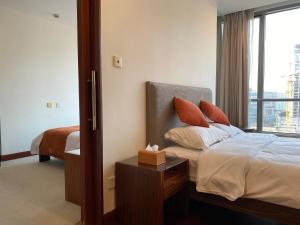 上海上海市中心怡水豪庭公寓的酒店客房设有床和窗户。
