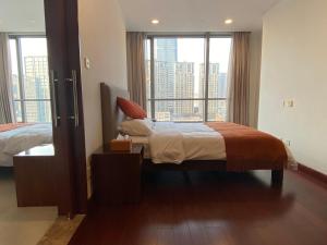上海上海市中心怡水豪庭公寓的一间卧室设有两张床和大窗户