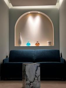勒格罗-迪鲁瓦Villa Chiesa的客厅配有蓝色的沙发和镜子