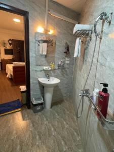 河内A25 Hotel - Đội Cấn 1的一间带水槽和淋浴的浴室