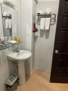 河内A25 Hotel - Đội Cấn 1的浴室配有盥洗盆、镜子和毛巾