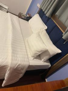 河内A25 Hotel - Đội Cấn 1的床上铺有白色枕头的床
