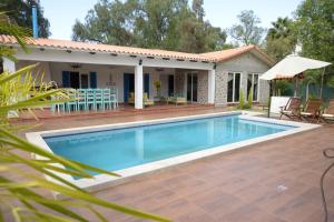 科恰班巴Casa de Campo Solar Tere的一座带游泳池和房子的别墅