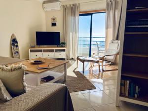 奎特里拉Pérola do Algarve的客厅配有沙发和带电视的桌子