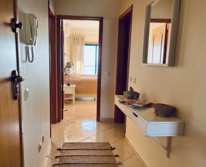 奎特里拉Pérola do Algarve的一间带水槽和镜子的浴室
