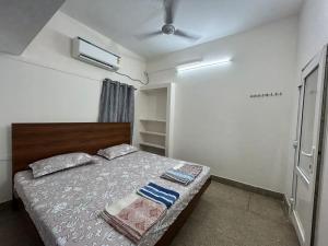 钦奈SAIBALA HOMESTAY - AC 1 BHK NEAR AlRPORT的一间卧室配有一张床和吊扇
