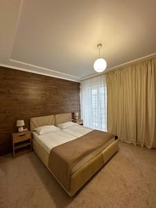 捷尔诺波尔花园厅民宿的一间卧室设有一张大床和一个窗户。