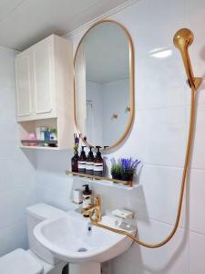 首尔Jamsil Heaven的白色的浴室设有水槽和镜子