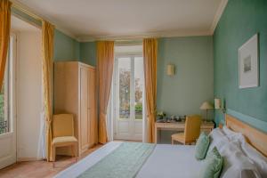 韦尔巴尼亚Hotel Belvedere San Gottardo的一间卧室配有一张床、一张书桌和一个窗户。