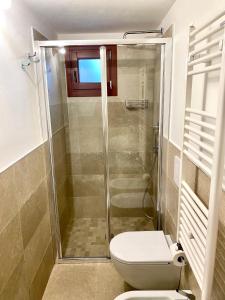 蒙塔尔巴诺Villa Ricciardi-Suite famigliare 1-zona Ostuni的带淋浴和卫生间的浴室