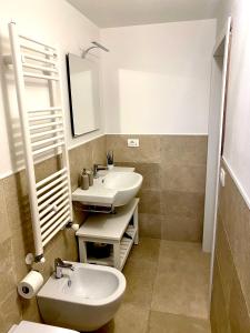 蒙塔尔巴诺Villa Ricciardi-Suite famigliare 1-zona Ostuni的浴室设有2个水槽和镜子