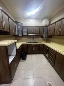 Al ‘Awālī8 Luxury housing شقة فاخر的空厨房,配有木制橱柜和水槽