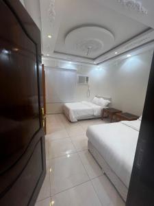 Al ‘Awālī8 Luxury housing شقة فاخر的酒店客房设有两张床和一张桌子。