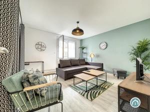 布雷斯特Ty Massillon ravissant appartement deux chambres的客厅配有沙发和桌子