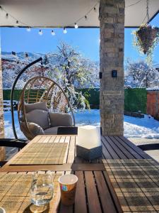 Къща за гости Vip House的雪地庭院的木桌和长凳